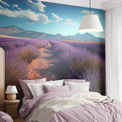 Fototapete Premium Sand - Lavendelfelder mit Bergblick unter blauem Himmel - 100x70cm - Duftende Felder - Moderne Wanddekoration für Wohnzimmer und Schlafzimmer ARTTOR