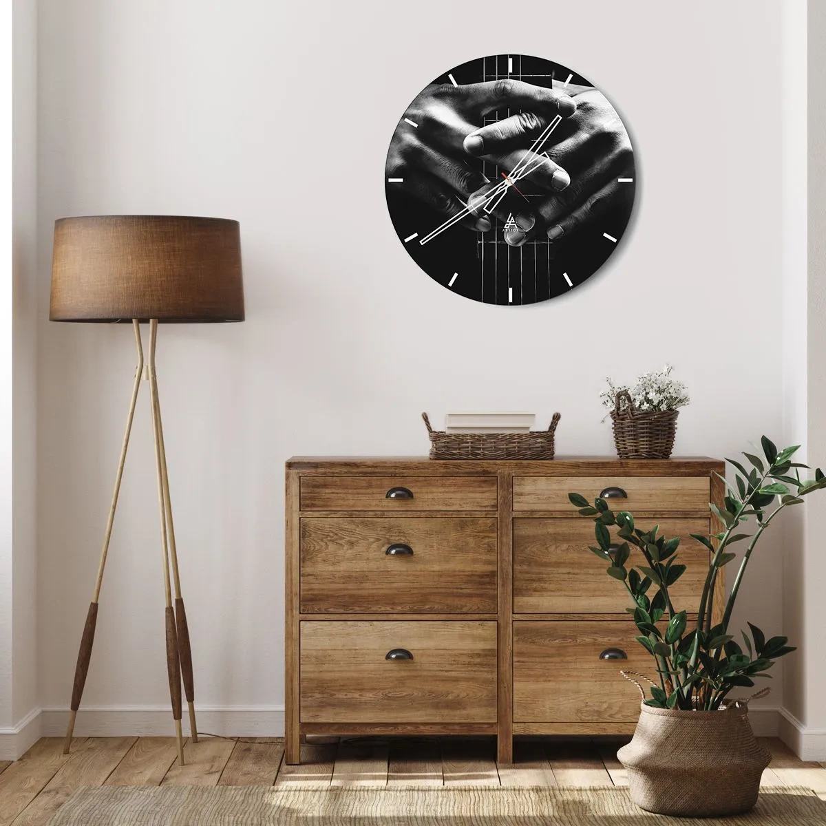 Wanduhr - Glasuhr - Nahaufnahme von Händen, die einen Gitarrenhals halten, in Schwarz und Weiß - 30x30cm - Gebet des Künstlers - Moderne Wanddekoration für Wohnzimmer, Küche und Schlafzimmer ARTTOR