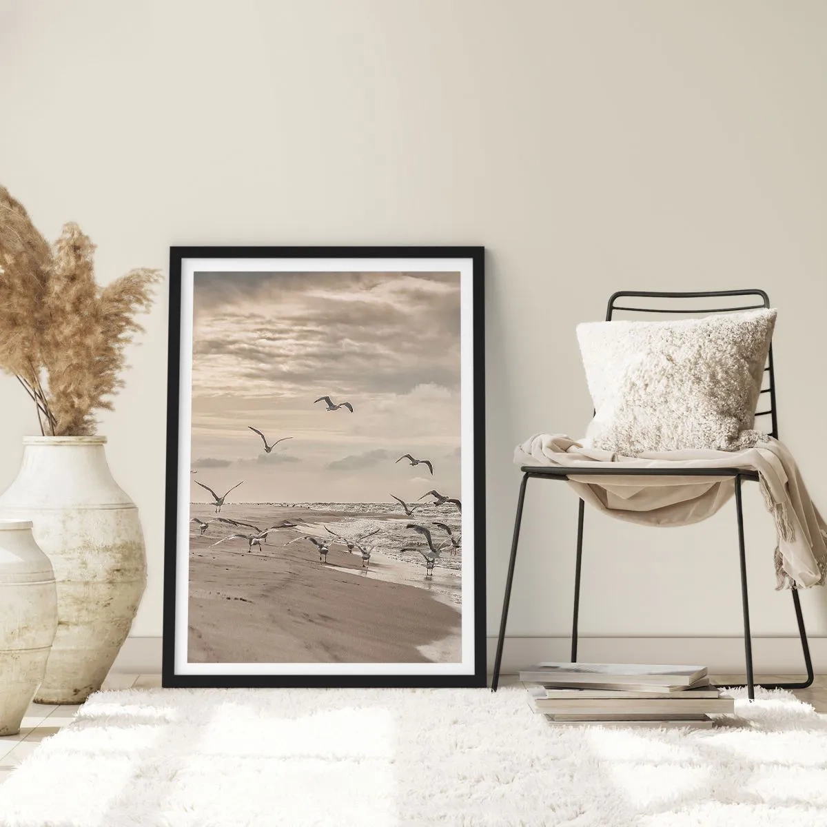 Poster in einem schwarzem Rahmen - Möwen schweben über der Küste unter einem bewölkten Himmel - 50x70cm - Meeresrauschen, Vogelgesang - Moderne Wanddekoration für Wohnzimmer und Schlafzimmer ARTTOR