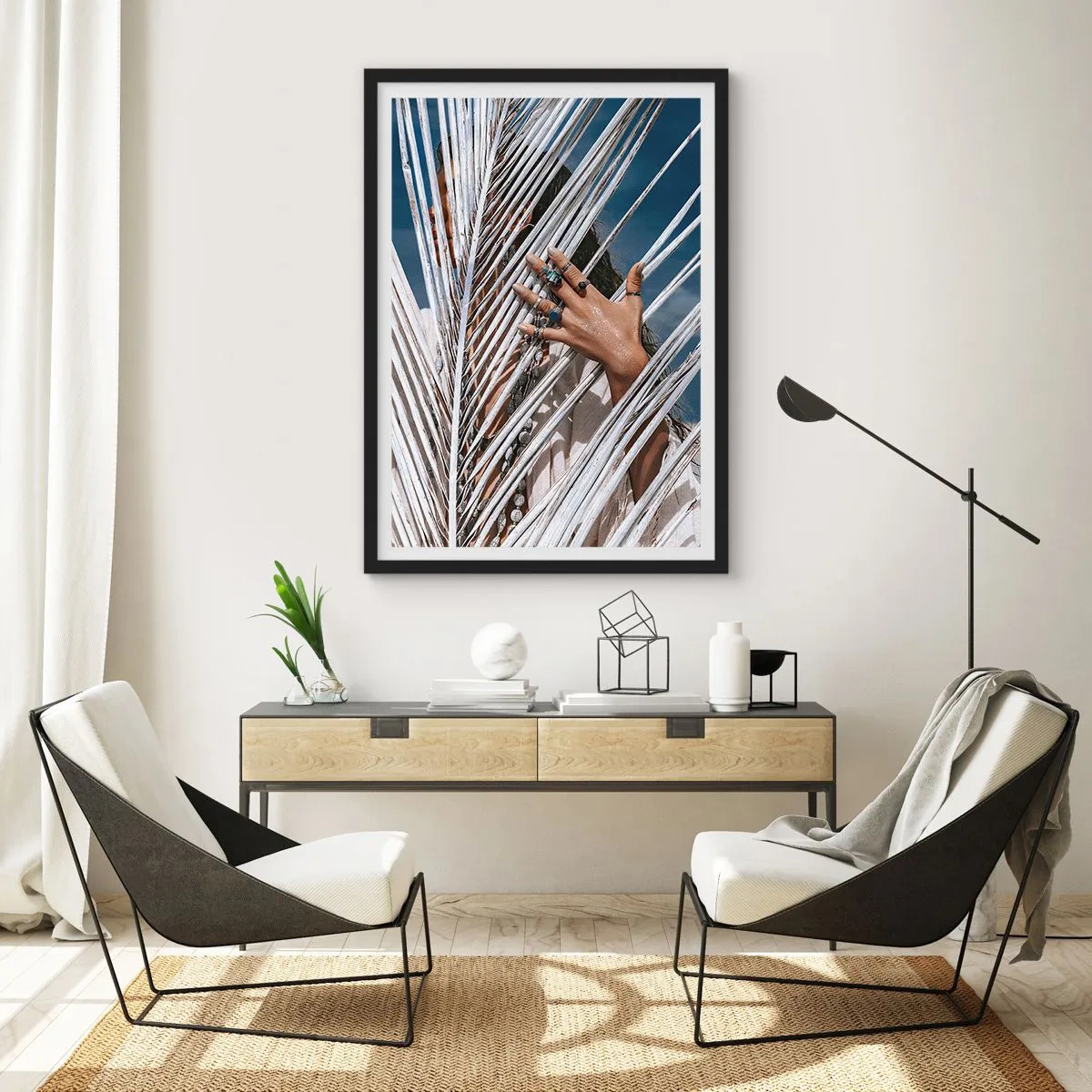 Poster in einem schwarzem Rahmen - Eine Hand mit Ringen hinter Palmblättern - 50x70cm - Das Mädchen des Schamanen? - Moderne Wanddekoration für Wohnzimmer und Schlafzimmer ARTTOR