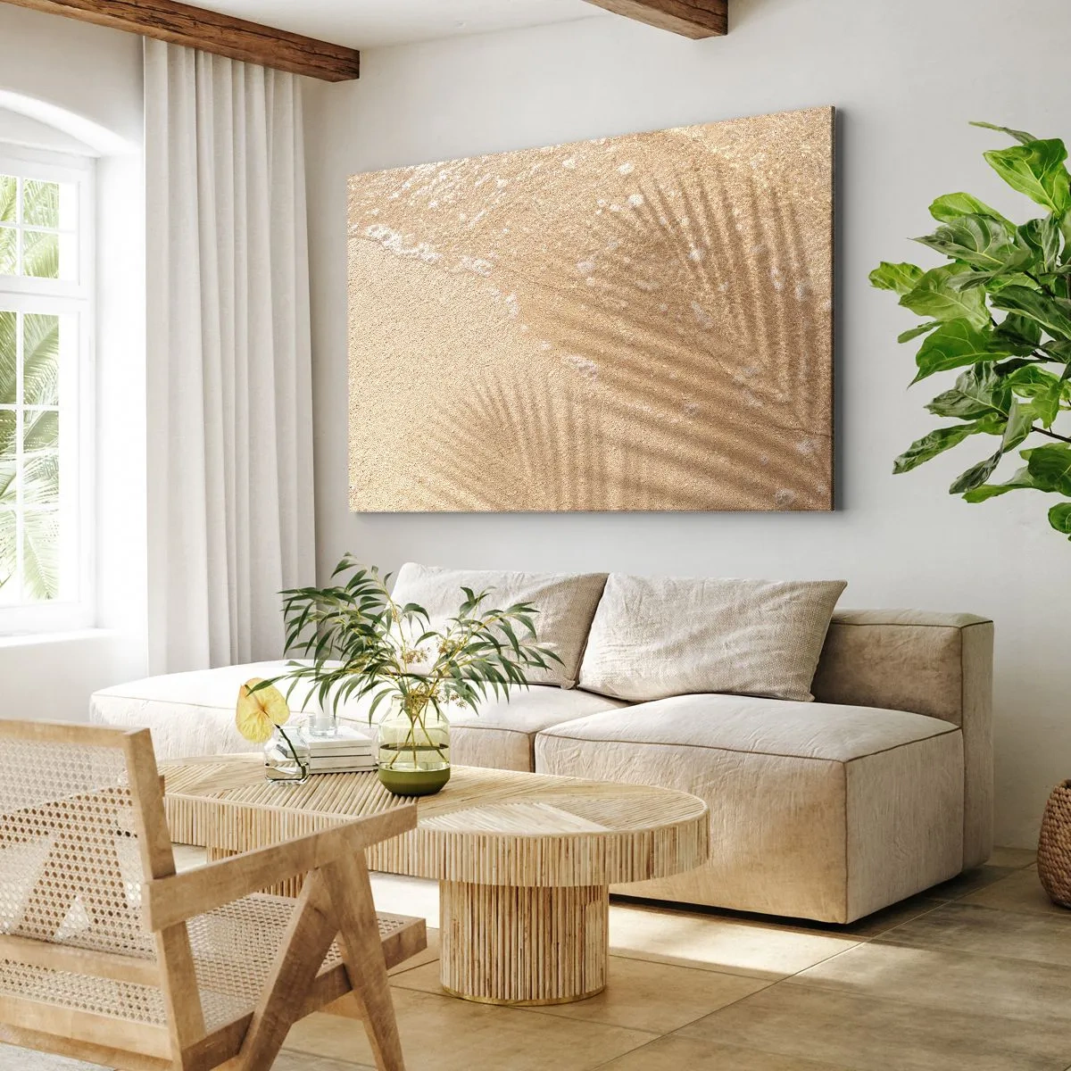 Bild auf Leinwand - Leinwandbild - Der Schatten einer Palme auf dem Sand mit einem zarten Wellenmuster - 70x50cm - Der Schatten eines heißen Sommers - Moderne Wanddekoration für Wohnzimmer und Schlafzimmer ARTTOR