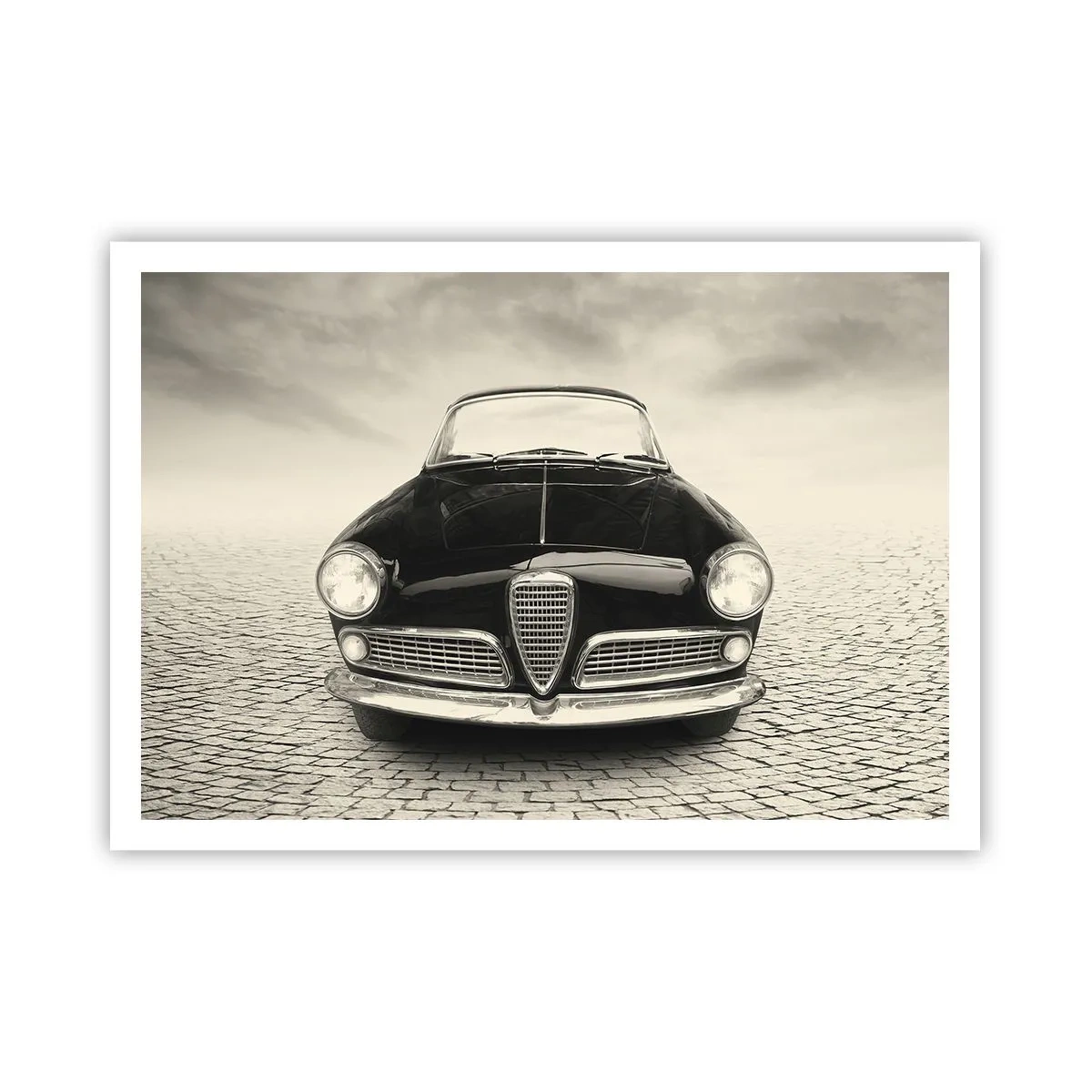 Poster - Ein Oldtimer auf einem Kopfsteinpflasterplatz im monochromen Stil - 100x70cm - Man muss mich einfach lieben - Moderne Wanddekoration für Wohnzimmer und Schlafzimmer ARTTOR