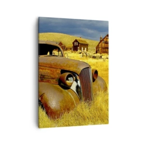 Bild auf Leinwand - Leinwandbild - Ein altes rostiges Auto vor dem Hintergrund verlassener Holzhütten - 50x70cm - Eine wohlverdiente Ruhe - Moderne Wanddekoration für Wohnzimmer und Schlafzimmer ARTTOR