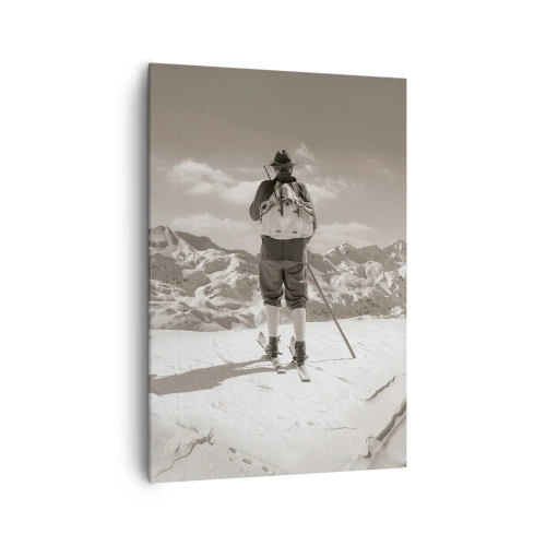 Bild auf Leinwand - Leinwandbild - Ein Skifahrer auf einem Berggipfel in Schwarz und Weiß - 70x100cm - Und die Berge bleiben unverändert - Moderne Wanddekoration für Wohnzimmer und Schlafzimmer ARTTOR