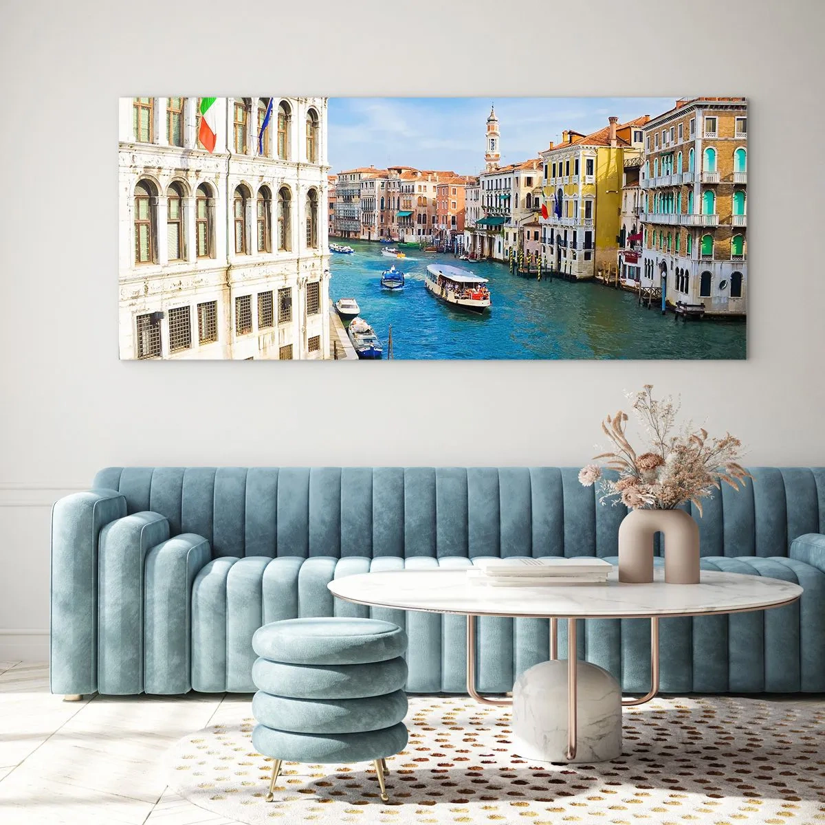 Glasbild - Bild auf glas - Ein venezianischer Kanal mit einer Gondel und farbenfrohen Gebäuden - 120x50cm - Der einzigartige Verkehr der Welt - Moderne Wanddekoration für Wohnzimmer und Schlafzimmer ARTTOR