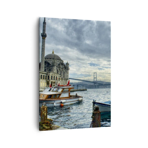 Bild auf Leinwand - Leinwandbild - Ein historisches Gebäude auf dem Wasser mit Booten und einer Brücke im Hintergrund - 50x70cm - An der Grenze der Welten - Moderne Wanddekoration für Wohnzimmer und Schlafzimmer ARTTOR