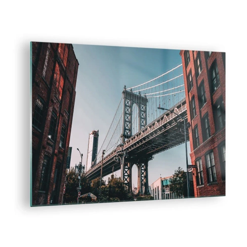 Glasbild - Bild auf glas - Eine Hängebrücke zwischen Backsteingebäuden in einer städtischen Umgebung - 70x50cm - Über den Wellen der Stadt - Moderne Wanddekoration für Wohnzimmer und Schlafzimmer ARTTOR