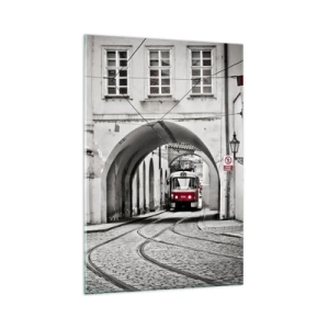 Glasbild - Bild auf glas - Eine schwarz-weiße Straßenbahn in einer historischen Stadtstraße - 80x120cm - Durch das Stadtlabyrinth - Moderne Wanddekoration für Wohnzimmer und Schlafzimmer ARTTOR
