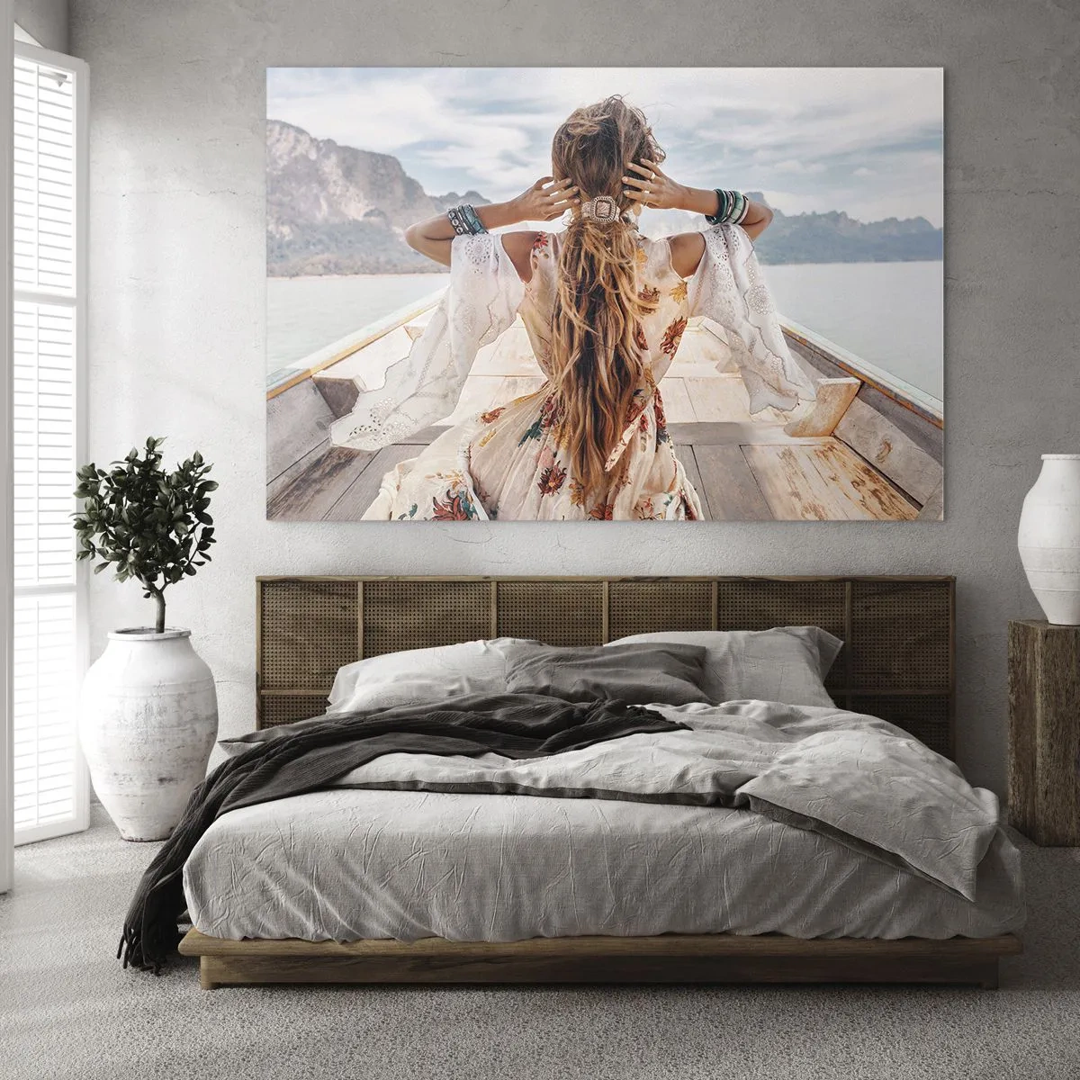 Glasbild - Bild auf glas - Eine Frau auf einem Boot blickt auf die Berge und den See. - 120x80cm - Auf dem Weg zum Glück - Moderne Wanddekoration für Wohnzimmer und Schlafzimmer ARTTOR
