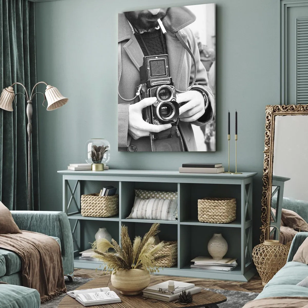 Bild auf Leinwand - Leinwandbild - Schwarz-Weiß-Foto eines Mannes mit einer Retro-Kamera - 80x120cm - Retro-Stil - Moderne Wanddekoration für Wohnzimmer und Schlafzimmer ARTTOR