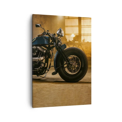 Bild auf Leinwand - Leinwandbild - Ein stylisches Motorrad in einem industriellen Interieur mit warmer Beleuchtung - 50x70cm - Ich kann alles  - Moderne Wanddekoration für Wohnzimmer und Schlafzimmer ARTTOR