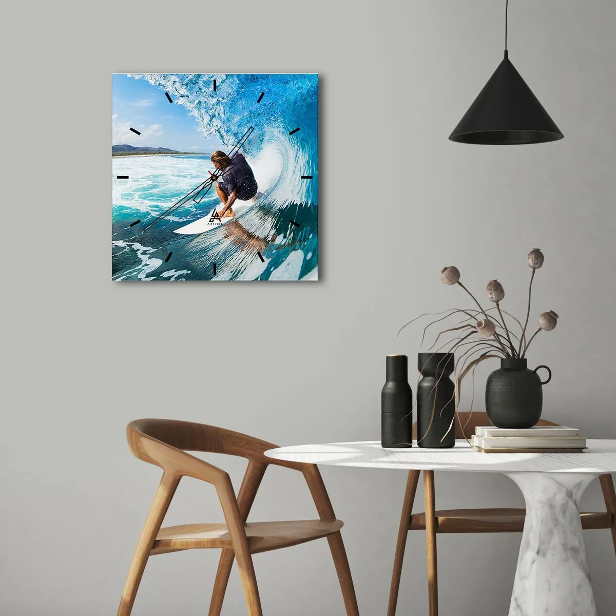 Wanduhr - Glasuhr - Ein Surfer in dynamischer Pose auf einer Welle im türkisfarbenen Wasser. - 30x30cm - Tanzen mit den Wellen - Moderne Wanddekoration für Wohnzimmer und Schlafzimmer ARTTOR