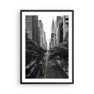 Poster in einem schwarzem Rahmen - Schwarz-weißes Stadtpanorama mit gelber Linie auf der Straße - 50x70cm - New Yorker Morgen - Moderne Wanddekoration für Wohnzimmer und Schlafzimmer ARTTOR