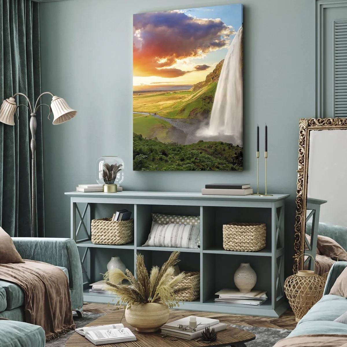 Bild auf Leinwand - Leinwandbild - Ein Wasserfall in einer malerischen Landschaft bei Sonnenuntergang - 50x70cm - Die Fülle des isländischen Sommers - Moderne Wanddekoration für Wohnzimmer und Schlafzimmer ARTTOR