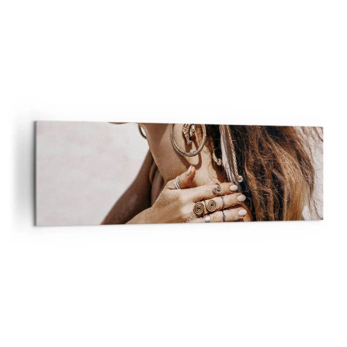 Bild auf Leinwand - Leinwandbild - Stilvolle Frau mit Schmuck vor hellem Sandhintergrund - 160x50cm - Königin des wilden Strandes - Moderne Wanddekoration für Wohnzimmer und Schlafzimmer ARTTOR