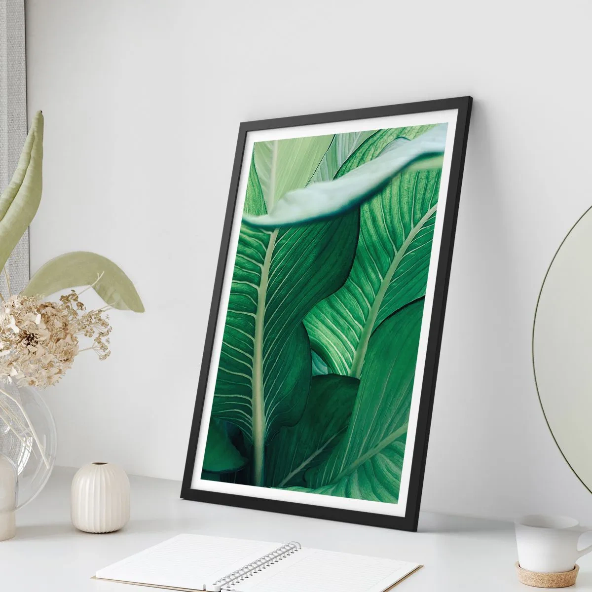 Poster in einem schwarzem Rahmen - Intensiv grünes Leben - 70x100 cm