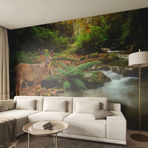 Fototapete Premium Sand - Ein Hirsch an einem Bach in einem dichten tropischen Wald - 100x70cm - Willkommen in meiner Welt - Moderne Wanddekoration für Wohnzimmer und Schlafzimmer ARTTOR