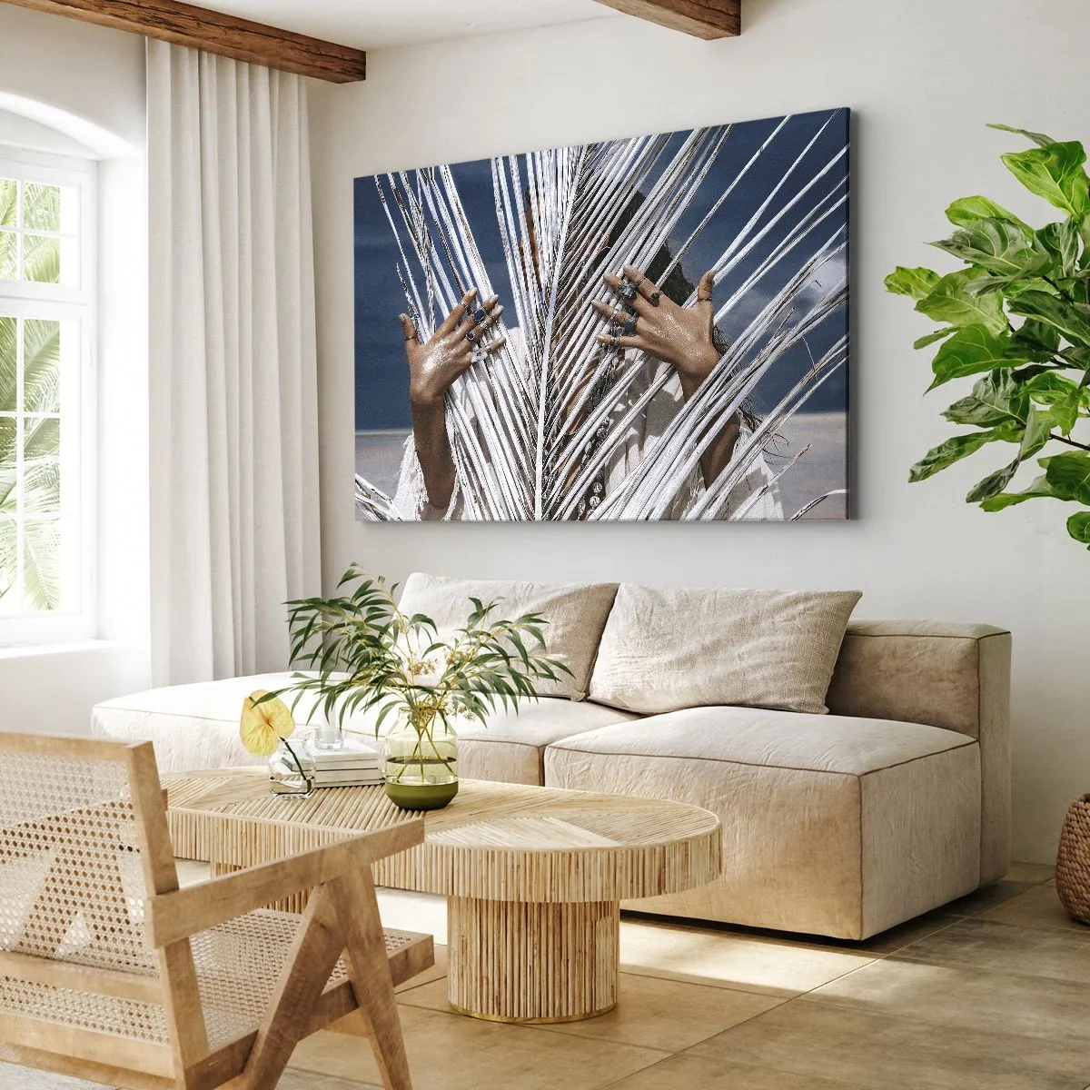 Bild auf Leinwand - Leinwandbild - Eine Frau, versteckt hinter Palmblättern, mit Ringen an den Händen. - 100x70cm - Das Mädchen des Schamanen? - Moderne Wanddekoration für Wohnzimmer und Schlafzimmer ARTTOR