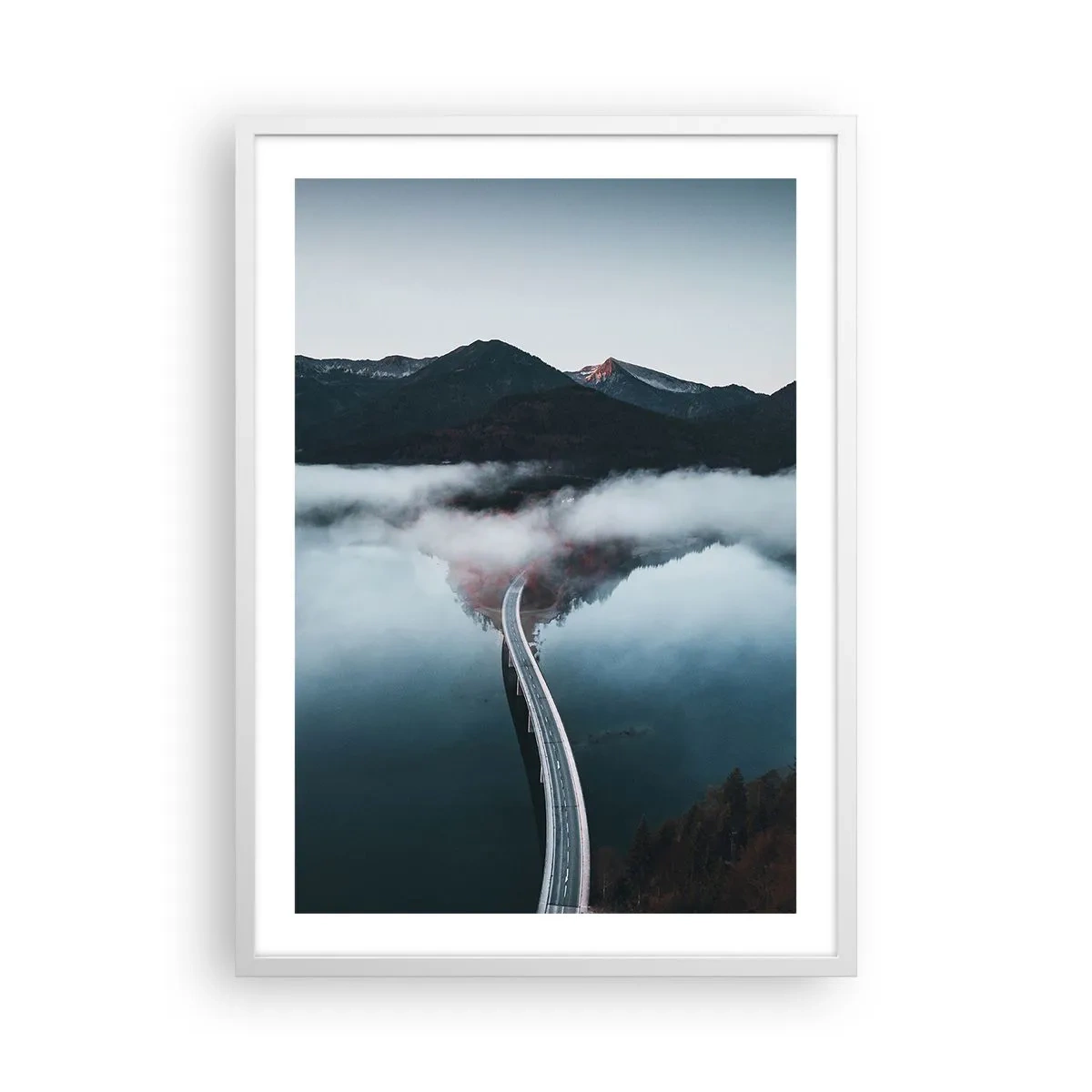 Poster in einem weißen Rahmen - Über Wasser so glatt wie ein Spiegel - 50x70 cm