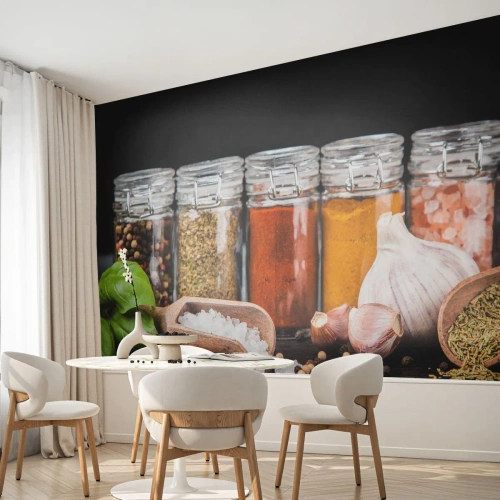 Fototapete Premium Sand - Eine Reihe von Gewürzen und Kräutern in Gläsern auf dunklem Hintergrund - 100x70cm - Für einen Geschmack des Lebens - Moderne Wanddekoration für Wohnzimmer und Schlafzimmer ARTTOR