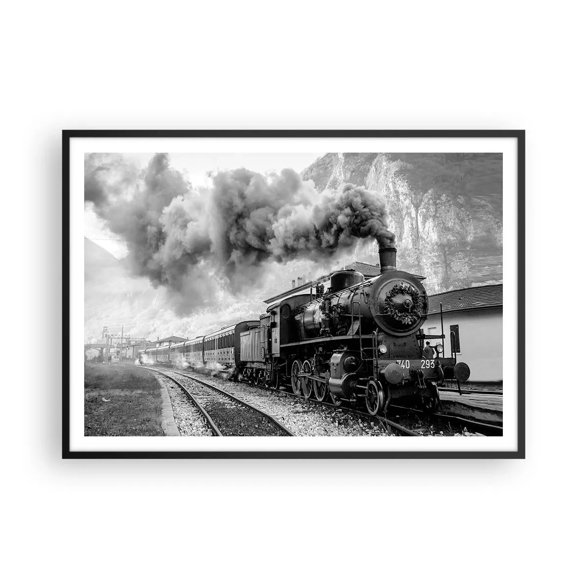 Poster in einem schwarzem Rahmen - Eine schwarz-weiße Dampflokomotive vor einer Berglandschaft - 100x70cm - Steht am Bahnhof ... - Moderne Wanddekoration für Wohnzimmer und Schlafzimmer ARTTOR