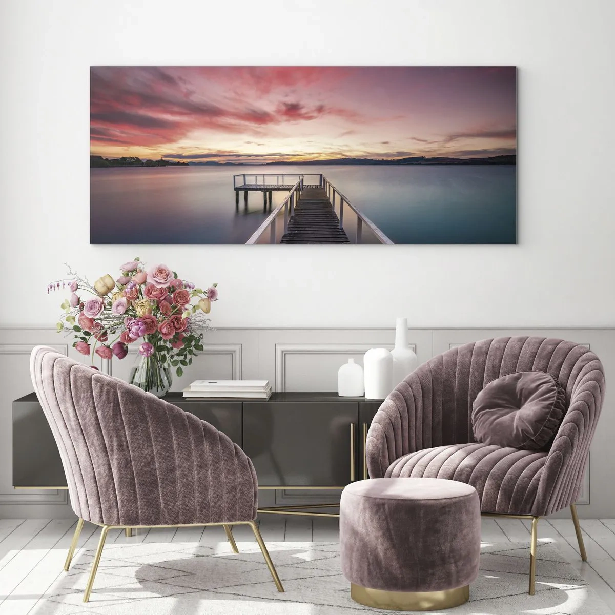 Glasbild - Bild auf glas - Ein Steg, der bei Sonnenuntergang zu einem ruhigen See führt - 120x50cm - Die sanfte Flamme des Abends - Moderne Wanddekoration für Wohnzimmer und Schlafzimmer ARTTOR