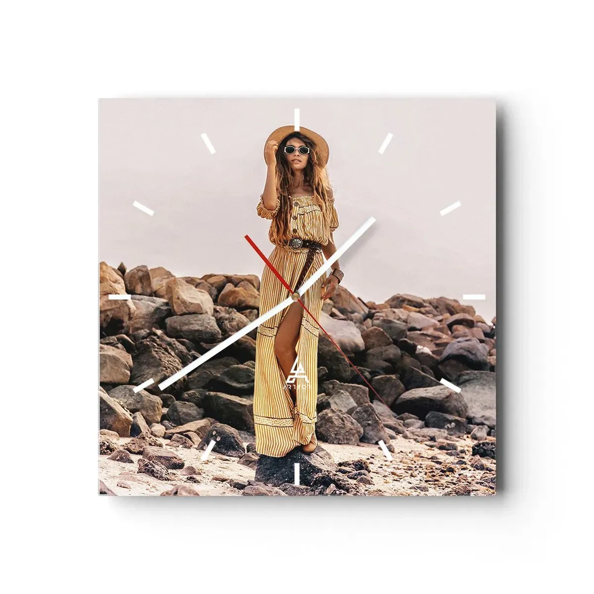 Wanduhr - Glasuhr - Eine Frau im Boho-Stil vor einem felsigen Strandhintergrund - 30x30cm - Die Magie der Steine - Moderne Wanddekoration für Wohnzimmer und Schlafzimmer ARTTOR