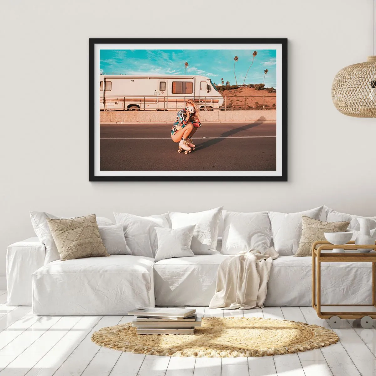 Poster in einem schwarzem Rahmen - Ein Mädchen auf Rollschuhen macht an einem sonnigen Tag ein Foto. - 70x50cm - Lächel bitte! - Moderne Wanddekoration für Wohnzimmer und Schlafzimmer ARTTOR