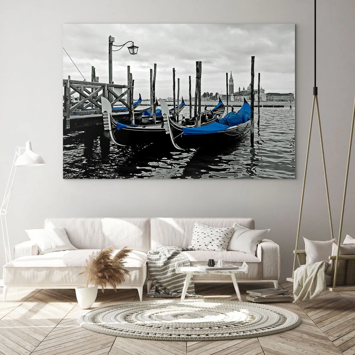 Glasbild - Bild auf glas - Blaue Gondeln vor der Kulisse der venezianischen Landschaft - 70x50cm - Nachdenkliches Venedig - Moderne Wanddekoration für Wohnzimmer und Schlafzimmer ARTTOR