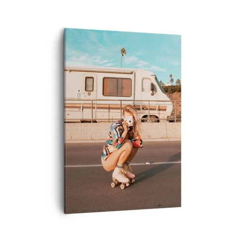 Bild auf Leinwand - Leinwandbild - Ein Mädchen auf Rollschuhen macht an einem sonnigen Tag ein Foto. - 50x70cm - Lächel bitte! - Moderne Wanddekoration für Wohnzimmer und Schlafzimmer ARTTOR