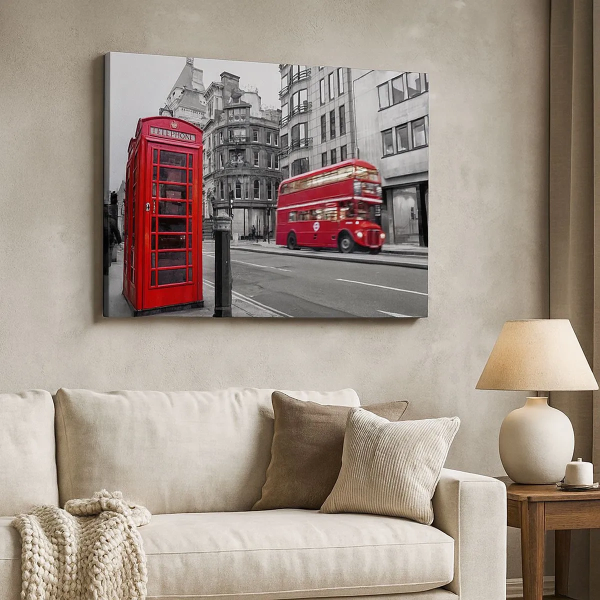 Bild auf Leinwand - Leinwandbild - Eine rote Telefonzelle und ein Doppeldeckerbus in London mit der Stadt im Hintergrund - 70x50cm - Das Rotste in Europa - Moderne Wanddekoration für Wohnzimmer und Schlafzimmer ARTTOR