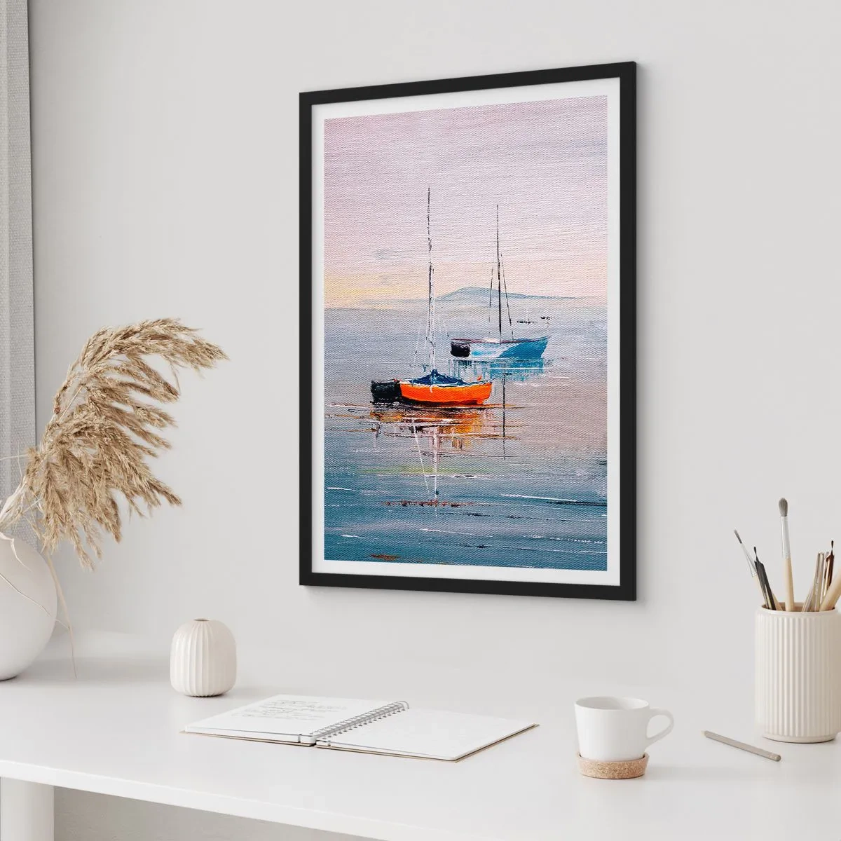 Poster in einem schwarzem Rahmen - Segelboote auf ruhigem Wasser - 50x70cm - Wohlverdiente Ruhe - Moderne Wanddekoration für Wohnzimmer und Schlafzimmer ARTTOR