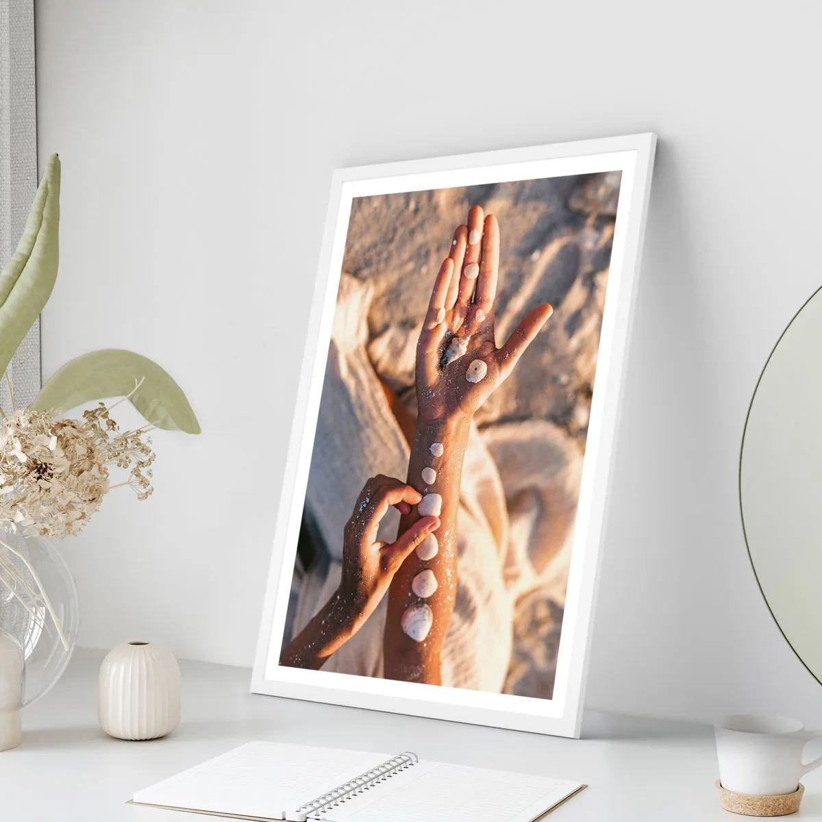 Poster in einem weißen Rahmen - Schönheit an Ihren Fingerspitzen - 61x91 cm
