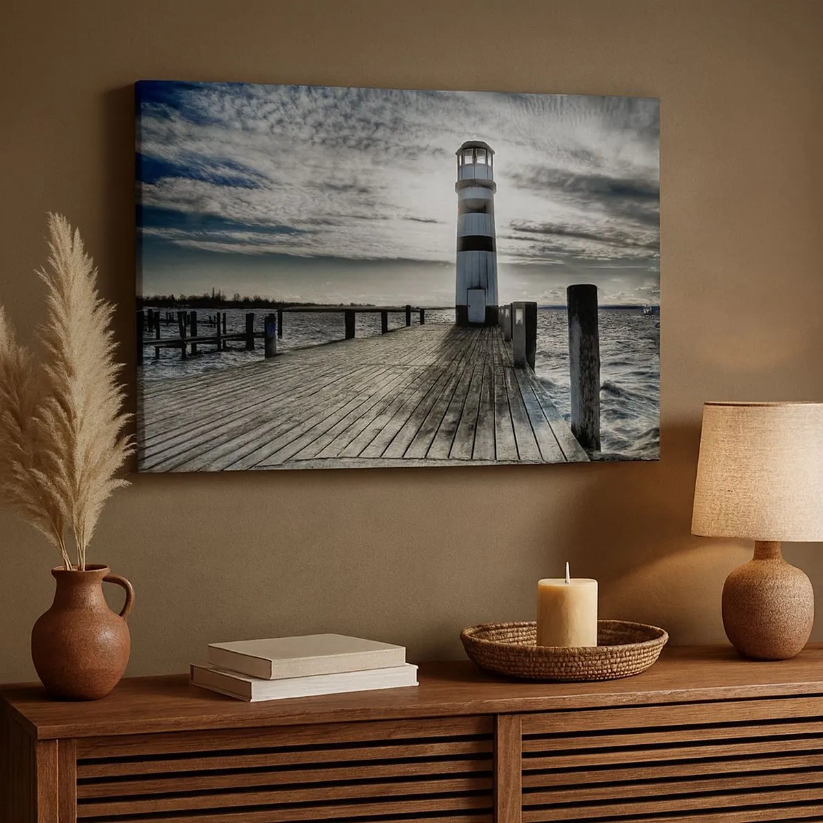 Bild auf Leinwand - Leinwandbild - Leuchtturm auf einem Holzsteg mit Blick auf das Meer. - 70x50cm - Matrosen, ich warte auf euch - Moderne Wanddekoration für Wohnzimmer und Schlafzimmer ARTTOR