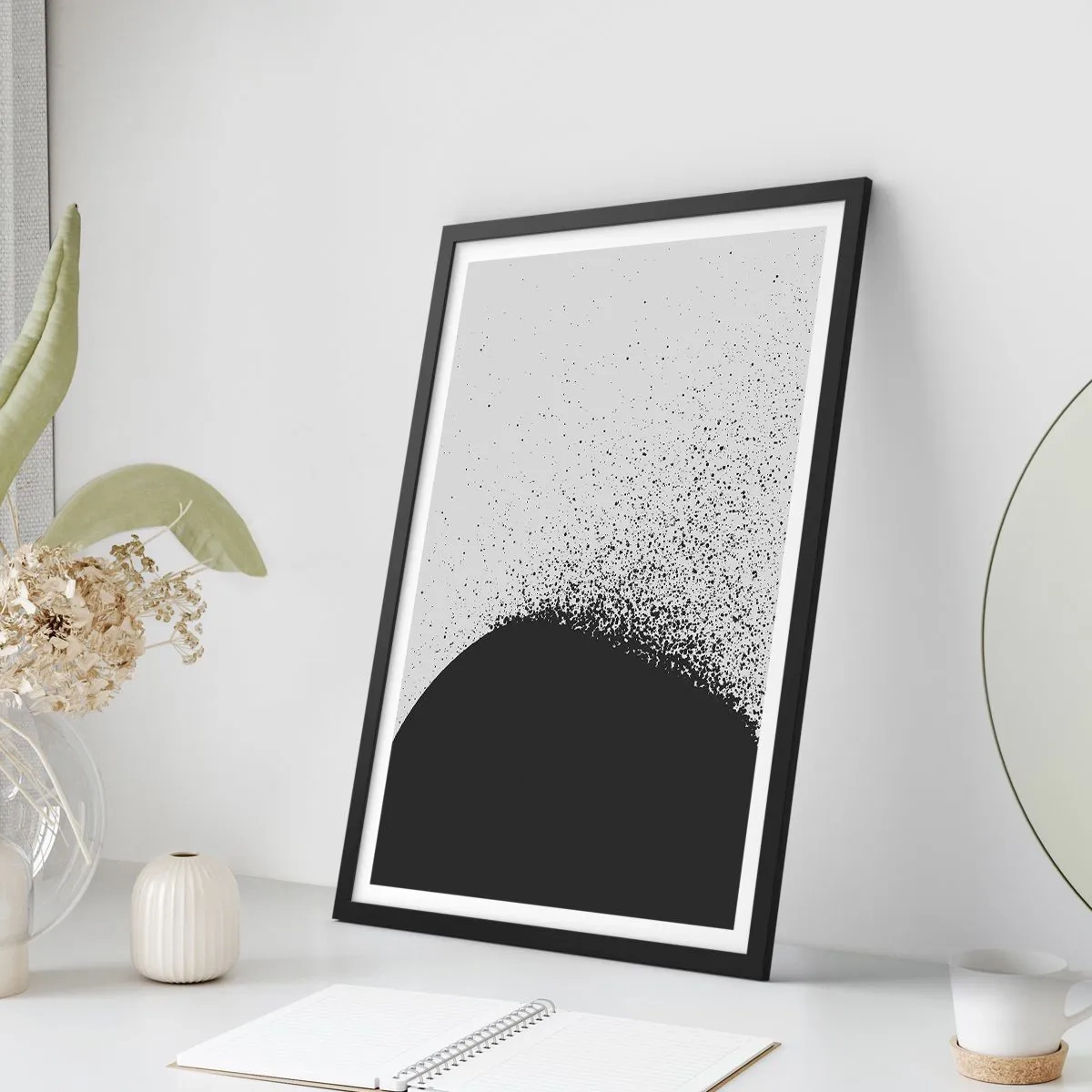 Poster in einem schwarzem Rahmen - Minimalistische Abstraktion mit einem schwarzen Fleck auf hellem Hintergrund - 50x70cm - Bewegung von Molekülen - Moderne Wanddekoration für Wohnzimmer und Schlafzimmer ARTTOR