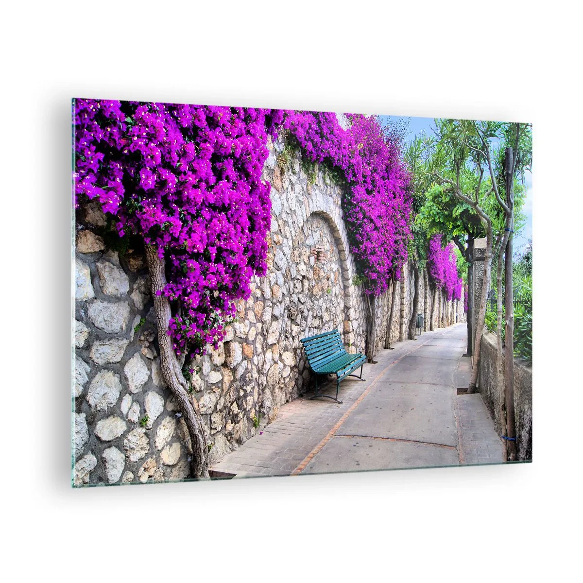 Glasbild - Bild auf glas - Eine Steinmauer mit lila Blumen und eine Bank am Weg - 70x50cm - Lass uns so schnell wie möglich treffen - Moderne Wanddekoration für Wohnzimmer und Schlafzimmer ARTTOR
