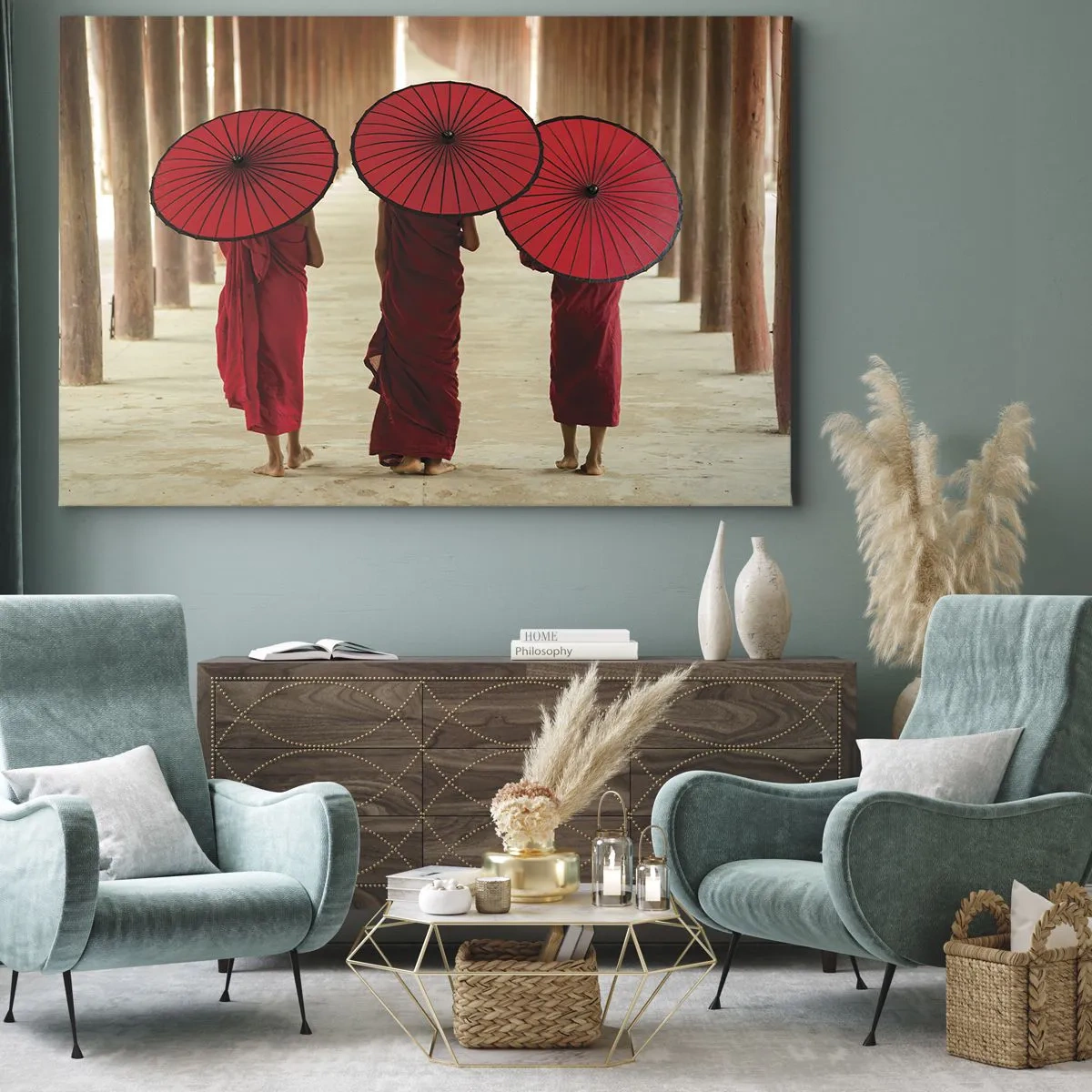 Bild auf Leinwand - Leinwandbild - Drei Mönche mit roten Regenschirmen in traditioneller Architektur - 120x80cm - Auf dem Weg ins Reine Land - Moderne Wanddekoration für Wohnzimmer und Schlafzimmer ARTTOR