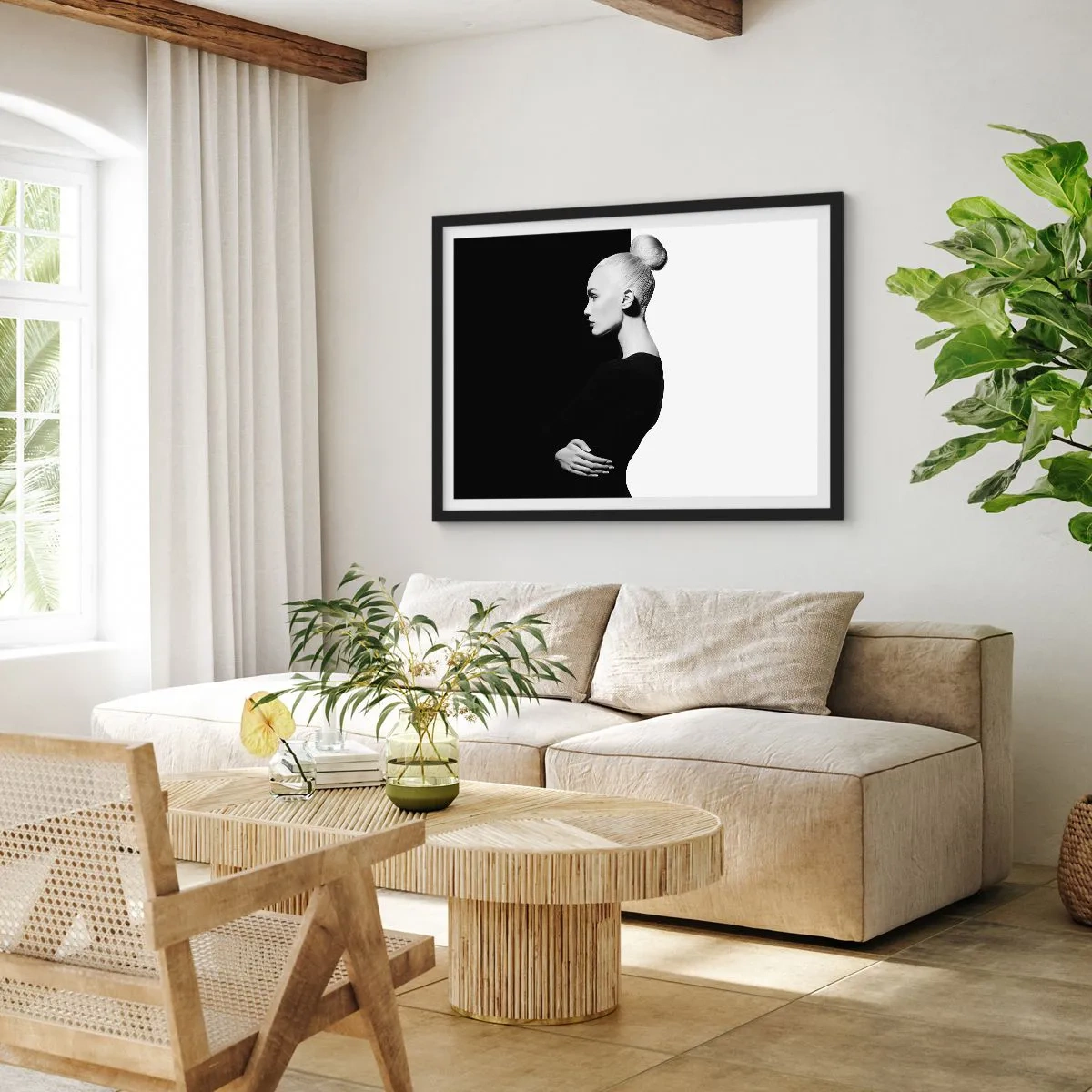 Poster in einem schwarzem Rahmen - Stilvolles Frauenporträt vor schwarz-weißem Hintergrund - 70x50cm - Einfach eine Frau - Moderne Wanddekoration für Wohnzimmer und Schlafzimmer ARTTOR