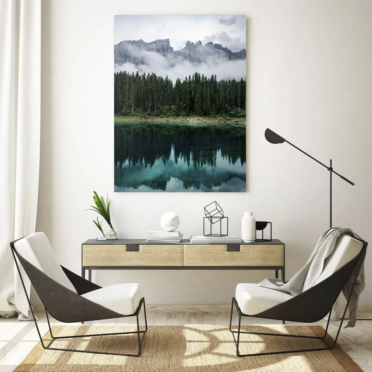 Glasbild - Bild auf glas - Eine Berglandschaft mit einem Wald und einem See, in dem sich der Himmel spiegelt - 70x100cm - Leise, leise, lass uns das Trinkwasser nicht wecken ... - Moderne Wanddekoration für Wohnzimmer und Schlafzimmer ARTTOR