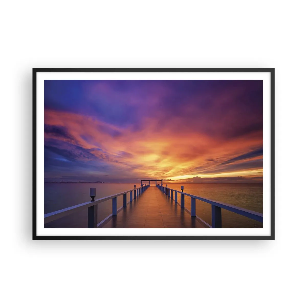 Poster in einem schwarzem Rahmen - Ein Steg, der bei Sonnenuntergang aufs Meer hinausführt - 100x70cm - Ohne Ende - Moderne Wanddekoration für Wohnzimmer und Schlafzimmer ARTTOR