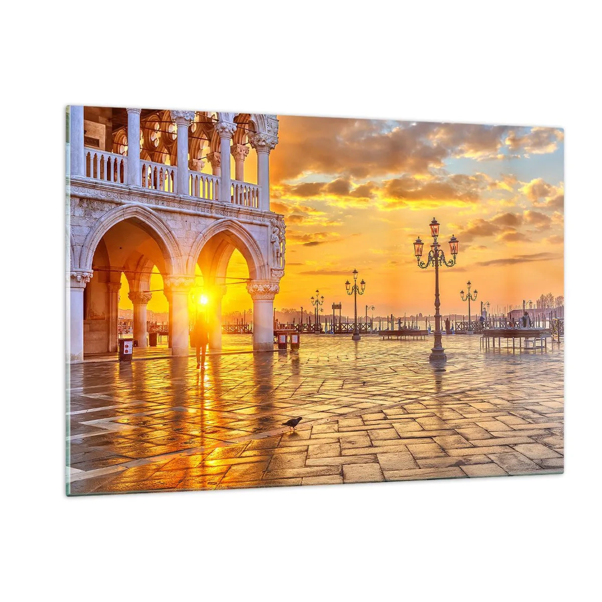 Glasbild - Bild auf glas - Sonnenaufgang über den Arkaden und dem Platz - 120x80cm - Wo sind alle? - Moderne Wanddekoration für Wohnzimmer und Schlafzimmer ARTTOR