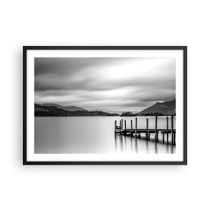 Poster in einem schwarzem Rahmen - Schwarz-weiße Landschaft mit einem Pier über einem See - 70x50cm - Milde und Kraft - Moderne Wanddekoration für Wohnzimmer und Schlafzimmer ARTTOR