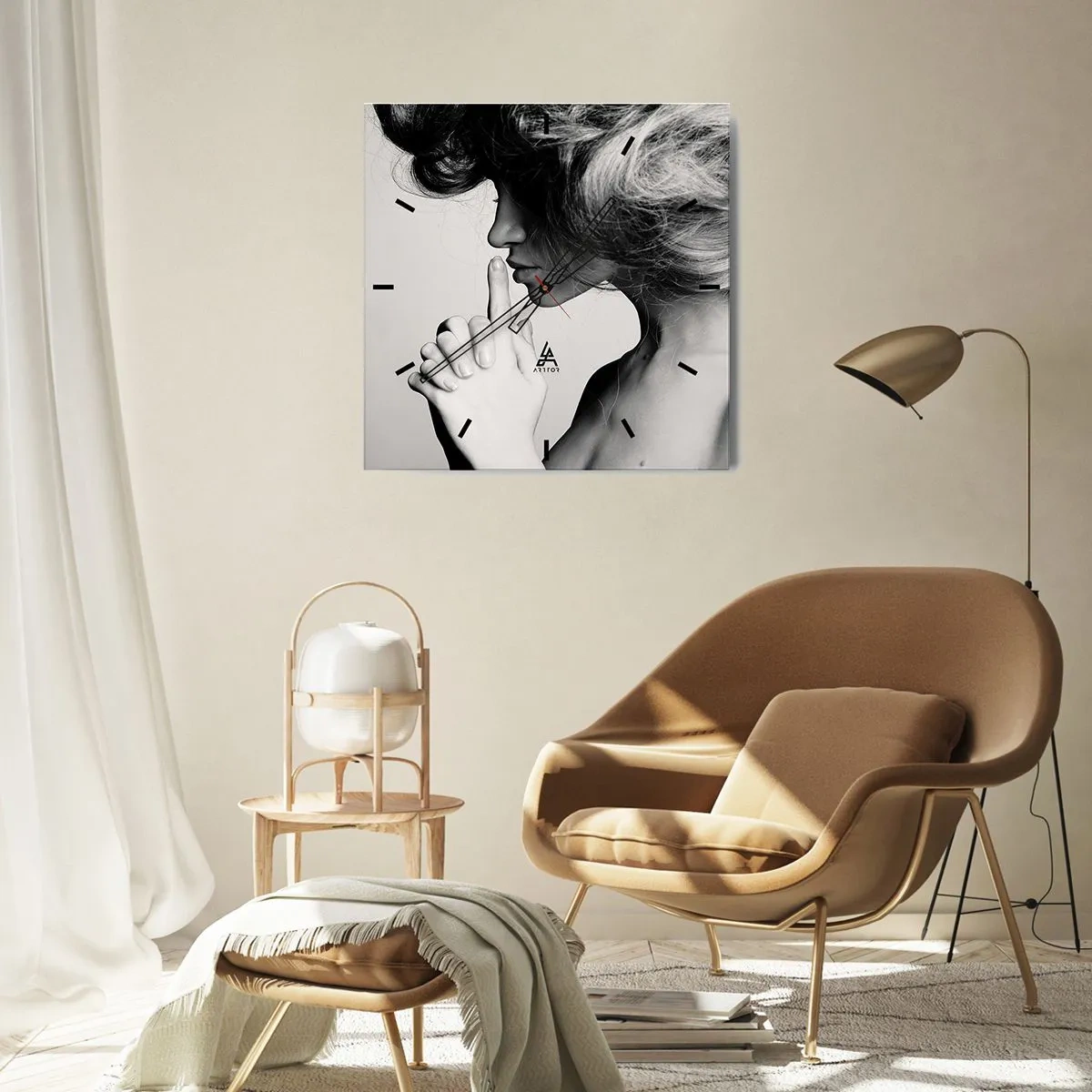 Wanduhr - Glasuhr - Schwarz-weißes Profil einer Frau, die Stille gestikuliert - 30x30cm - Auf sich selbst hören - Moderne Wanddekoration für Wohnzimmer und Schlafzimmer ARTTOR