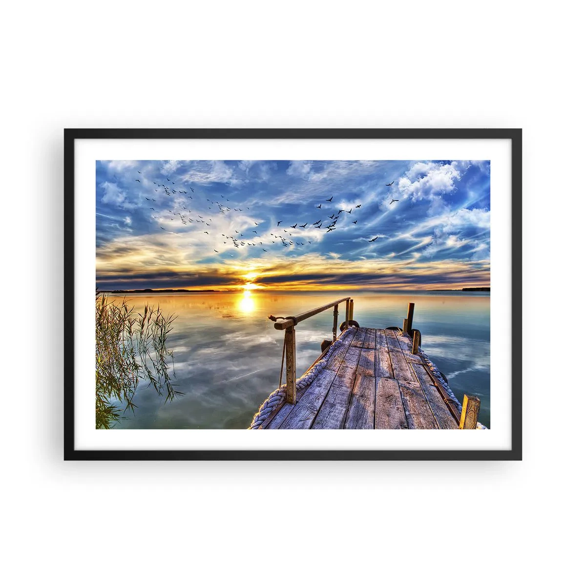 Poster in einem schwarzem Rahmen - Holzsteg über dem See bei Sonnenuntergang - 70x50cm - Der Wind geht zur Ruhe - Moderne Wanddekoration für Wohnzimmer und Schlafzimmer ARTTOR