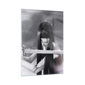 Glasbild - Bild auf glas - Eine Frau mit einem Schwert im Regen auf einem monochromen Hintergrund. - 50x70cm - Schön und gefährlich - Moderne Wanddekoration für Wohnzimmer und Schlafzimmer ARTTOR