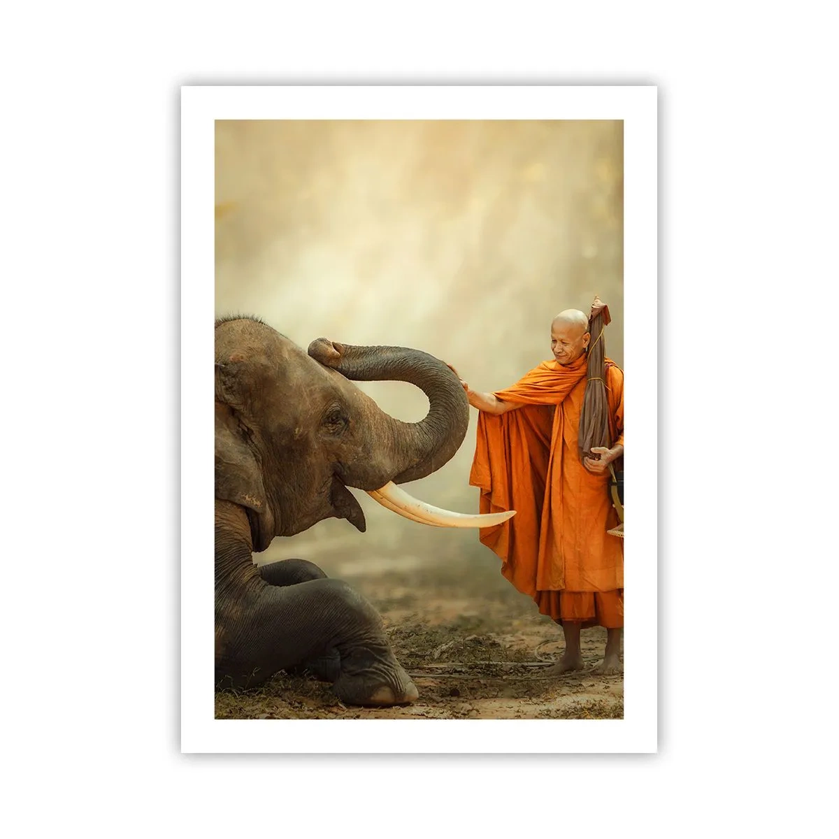 Poster - Ein Mönch in einer orangefarbenen Robe mit einem Elefanten im Hintergrund - 50x70cm - Treffen unterwegs - Moderne Wanddekoration für Wohnzimmer und Schlafzimmer ARTTOR