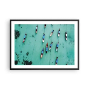 Poster in einem schwarzem Rahmen - Boote auf türkisfarbenem Wasser aus der Vogelperspektive - 70x50cm - In freudiger Erwartung - Moderne Wanddekoration für Wohnzimmer und Schlafzimmer ARTTOR