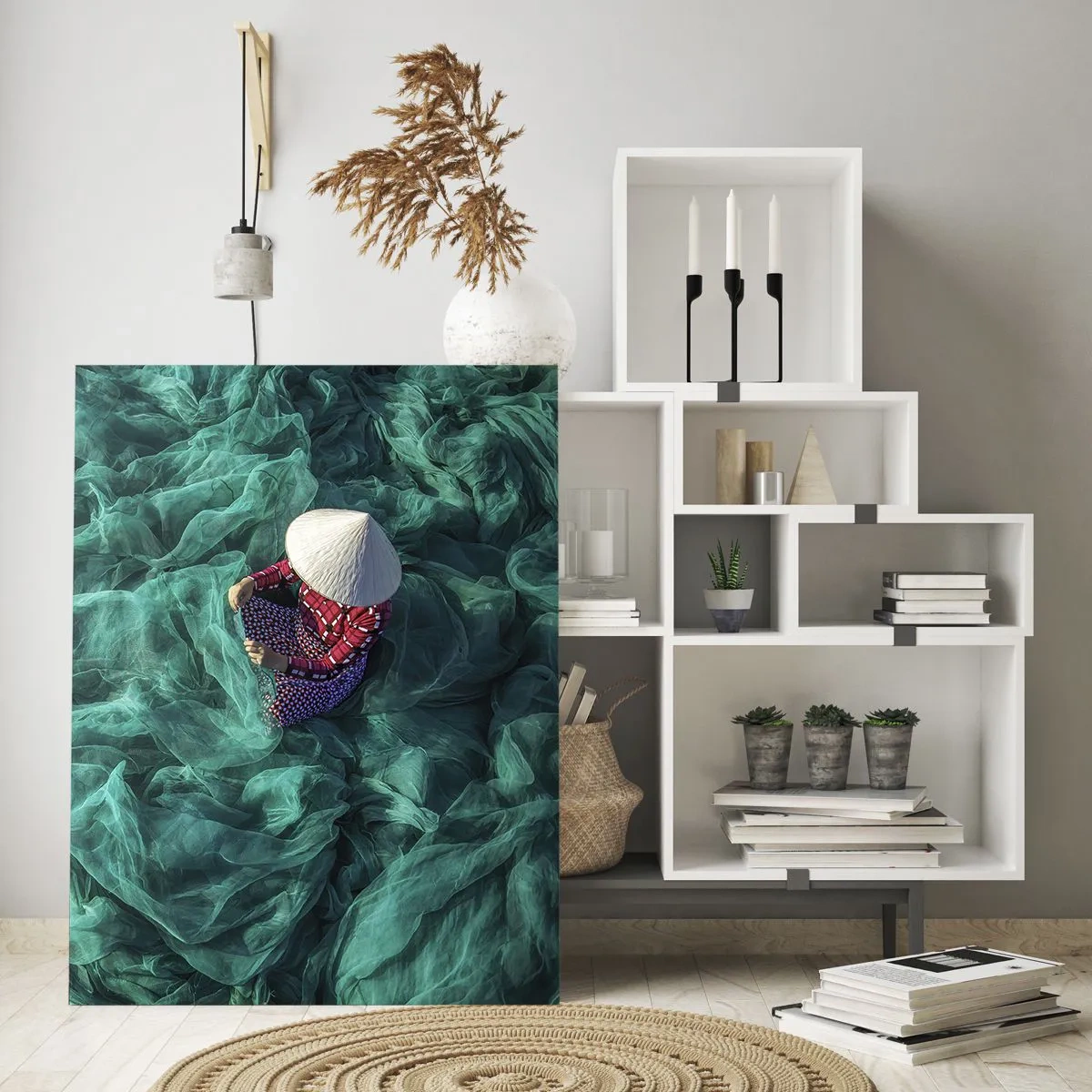 Glasbild - Bild auf glas - Eine Person mit Hut zwischen grünen Fischernetzen - 70x100cm - In einem Meer aus Netzen - Moderne Wanddekoration für Wohnzimmer und Schlafzimmer ARTTOR