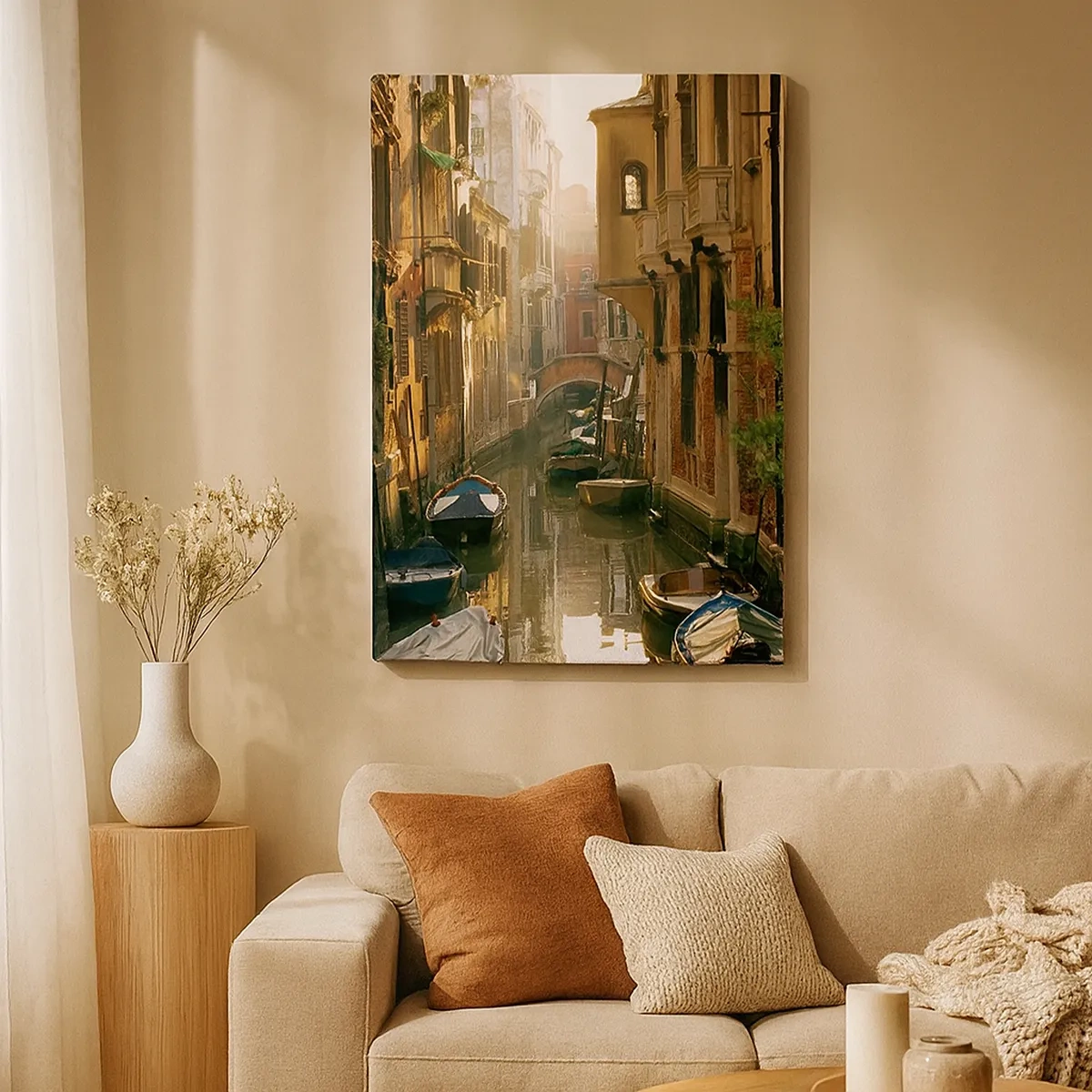 Bild auf Leinwand - Leinwandbild - Ein malerischer Kanal in Venedig mit Booten und einer Brücke - 50x70cm - In einer venezianischen Gasse - Moderne Wanddekoration für Wohnzimmer und Schlafzimmer ARTTOR