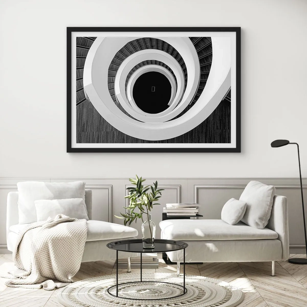 Poster in einem schwarzem Rahmen - Schwarz-weiße Wendeltreppe im modernen Stil - 70x50cm - Zum Kern der Sache - Moderne Wanddekoration für Wohnzimmer und Schlafzimmer ARTTOR